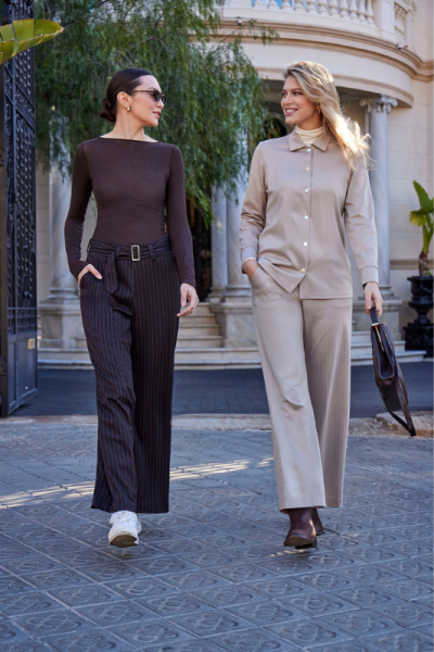 Pantalón palazzo Diplomacy beige con cinturón · Janira